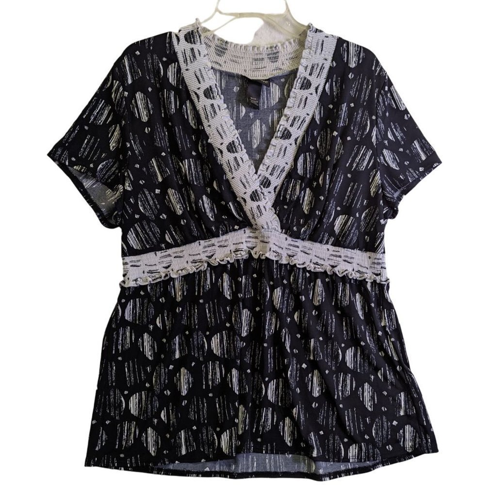 LANE BRYANT Womens Plus size 18/20 Black White Design Pullover V Neck Top Blouse